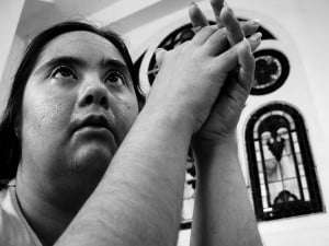 Niña en oracion sindrome de down