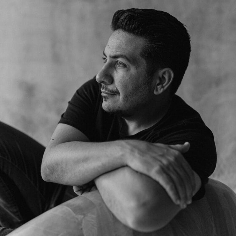 Retrato en blanco y negro del fotografo Miguel Villasmil