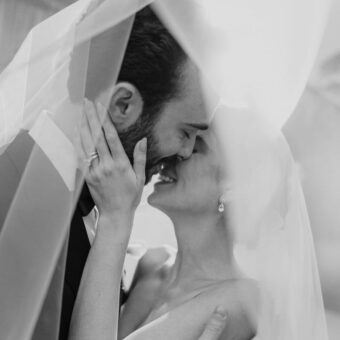 Retrato de pareja - Miguel Villasmil Retrato en blanco y negro de una pareja bajo el velo de la novia