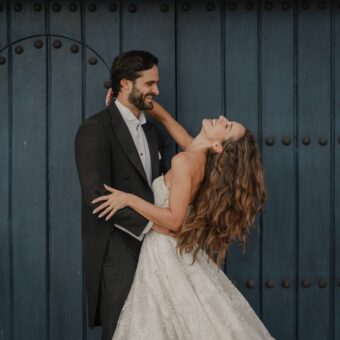 Pareja de novios - Miguel Villasmil Pareja de novios posando frente a una puerta azul de madera