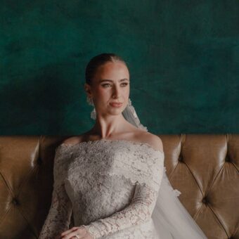 Retrato de novia sobre pared verde - Miguel Villasmil Retrato de una novia sentada en un sofa de cuero frente a una pared verde